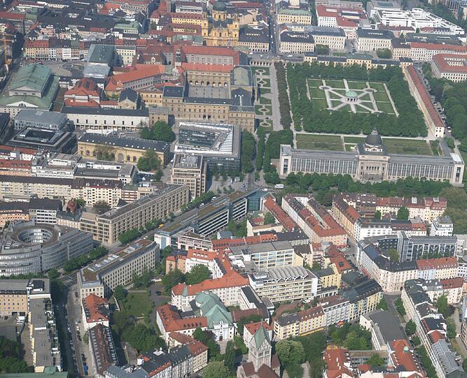 Der Blick auf die Staatskanzlei und den Hofgarten.