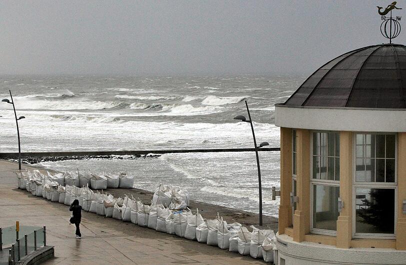Der Sturm «Andrea» peitscht die Nordseewellen am Donnerstagnachmittag (05.01.2012) an die Promenade der ostfriesischen Insel Borkum. Heftige Orkanböen, Regen, Schnee und eine Sturmflut: Tief «Andrea» hatte weite Teile von Niedersachsen am Donnerstag ordentlich durchgepustet.
