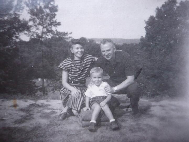 Ein lebenslustiger Mensch, den die Folter brach: Károly Szabo mit seiner Frau Margit und dem kleinen Tamas.