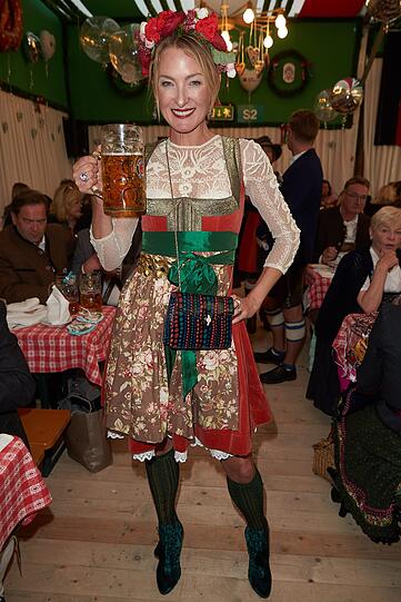 Top: Lilly Prinzessin zu Sayn-Wittgenstein bezaubert in schönen traditionellen Farben und einem edlen Dirndl mit Spitze im Dekolleté.