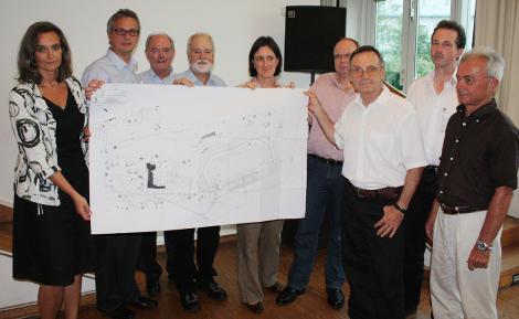 Das Gründungsteam der Bürgerinitiative (v. l.): Petra Reitberger, Jochen Weidinger, Dr. Bernhard Schweizer,
Dr. Dieter Schöne (2. Vorsitzender), Edith Schleicher, Thomas Pulver, Heinz Kuhnert (1.Vorsitzender), Wolfgang Rieger, Jörg Schneider.