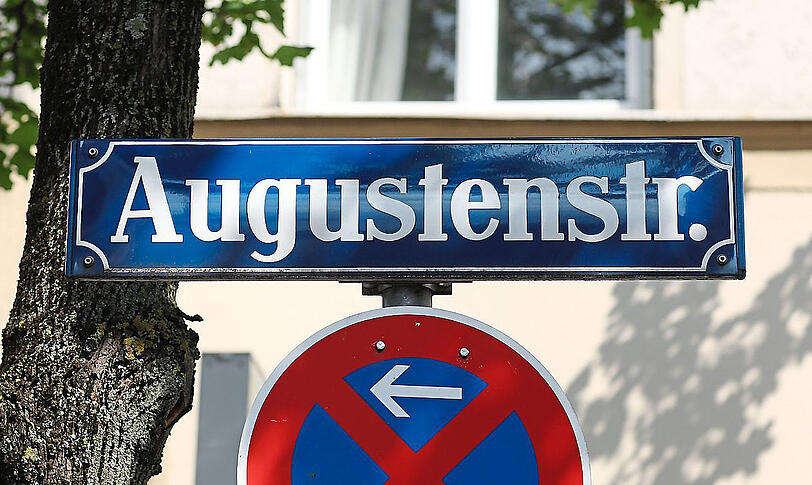 Das Schild rechts zeigt, wo man ist, in der Augustenstraße in der Maxvorstadt.