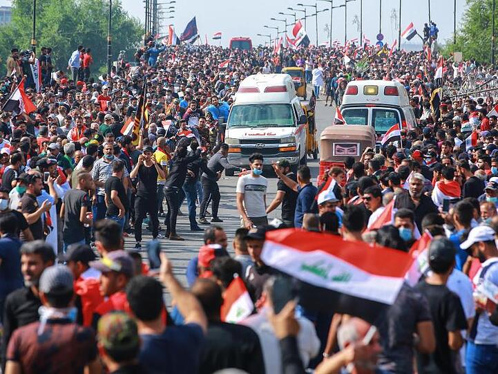Regierungsfeindliche Demonstranten protestieren auf einer Straße in Bagdad. Die Proteste vor allem junger Männer richten sich gegen Korruption und Misswirtschaft.