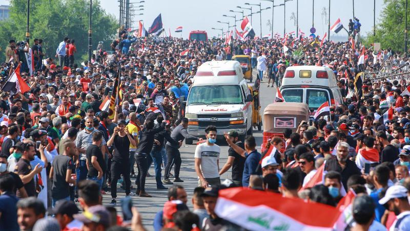 Regierungsfeindliche Demonstranten protestieren auf einer Straße in Bagdad. Die Proteste vor allem junger Männer richten sich gegen Korruption und Misswirtschaft. Regierungsfeindliche Demonstranten protestieren auf einer Straße in Bagdad. Die Proteste vor allem junger Männer richten sich gegen Korruption und Misswirtschaft.