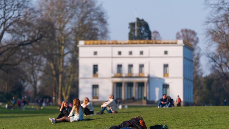 Menschen genießen das sonnige Wetter auf einer Wiese vor dem Jenisch-Haus in Hamburg. Menschen genießen das sonnige Wetter auf einer Wiese vor dem Jenisch-Haus in Hamburg.