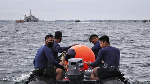 Taucher der indonesischen Marine fanden auf dem Meer vor der Insel Java Tr&uuml;mmer und Leichenteile.