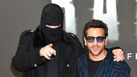 Rapper Haftbefehl und Elyas M'Barek (r.) bei der Premiere von "Babo" in Berlin.