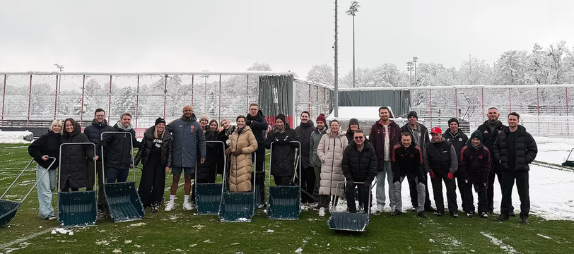 Bild vom Freitag: Nachdem sie den Trainingsplatz vom Schnee befreit hatten, versammelten sich die Mitarbeiter des FC Bayern mit Vincent Kompany zu einem Erinnerungsfoto.