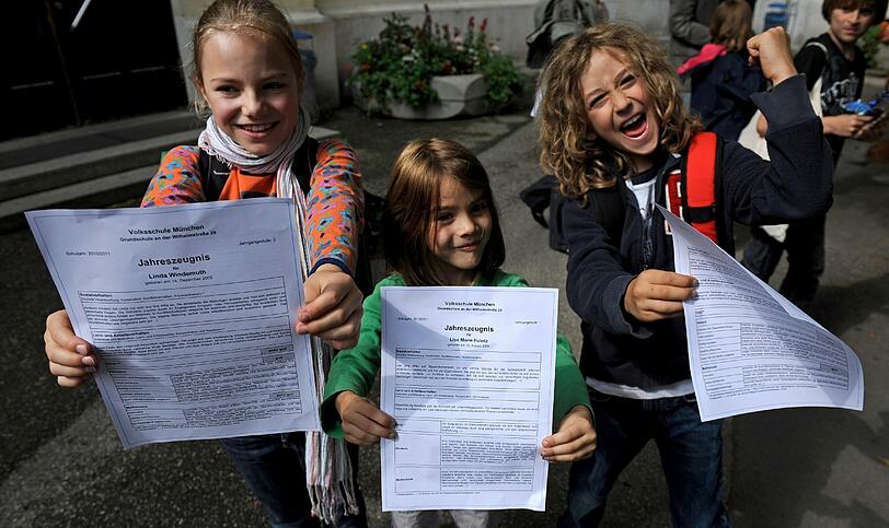Diese drei Schülerinnen freuen sich über ihr Zeugnis. Doch laut Bildungsmonitor läuft in Bayerns Schulen noch nicht alles so, wie es sollte.