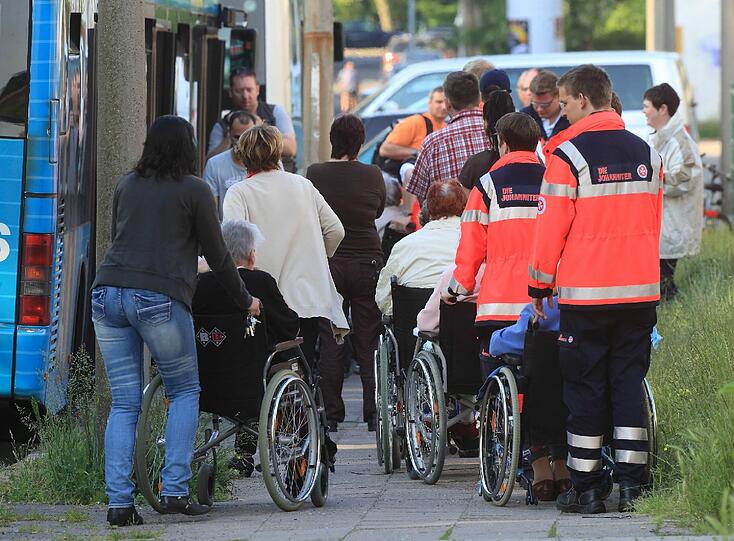 Dort drückten die Fluten gegen eine Ufermauer.
