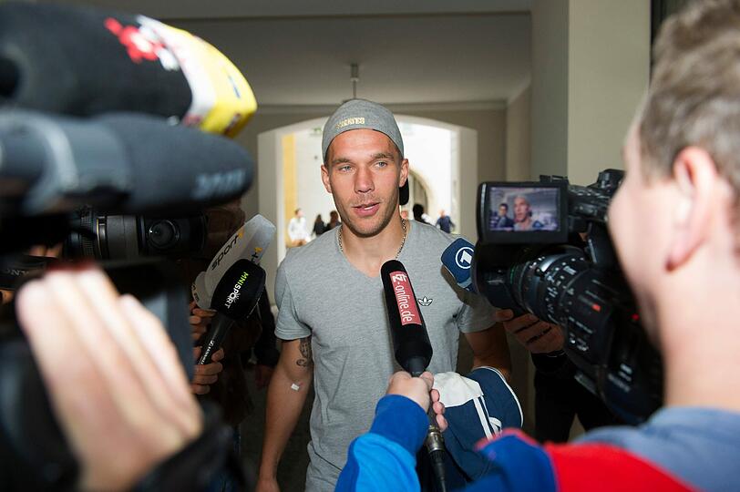 Lässiges Outfit: Lukas Podolski bei seiner Rückkehr nach München