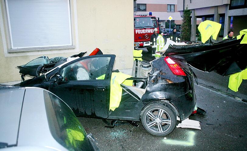 Schrecklicher Unfall in Dietenheim. Mitten im Stadtzentrum rasen 4 junge Menschen in den Tod.