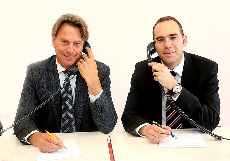 Am AZ-Telefon: Dirk Firnges und Bernhard Löschenbrand vom Deutschen Bankenverband.