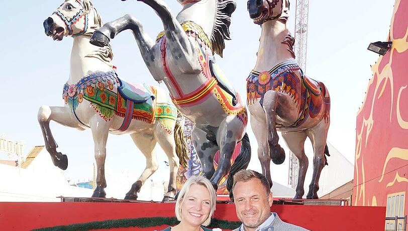 Freuen sich aufs Fest: Wirtin Tina Krätz mit Stephan Wagner von Spatenbräu vor dem Hippodrom-Dreigespann. Freuen sich aufs Fest: Wirtin Tina Krätz mit Stephan Wagner von Spatenbräu vor dem Hippodrom-Dreigespann.