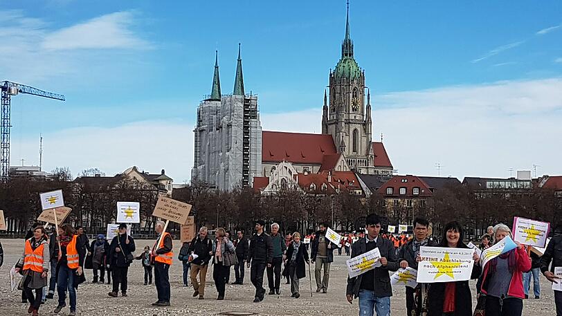 Mit einer Sternfahrt zur Theresienwiese haben Ehrenamtliche gegen Abschiebungen nach Afghanistan protestiert.