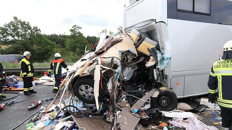 Das Wohnmobil wurde bei dem Unfall auf der Autobahn A3 komplett zerstört.