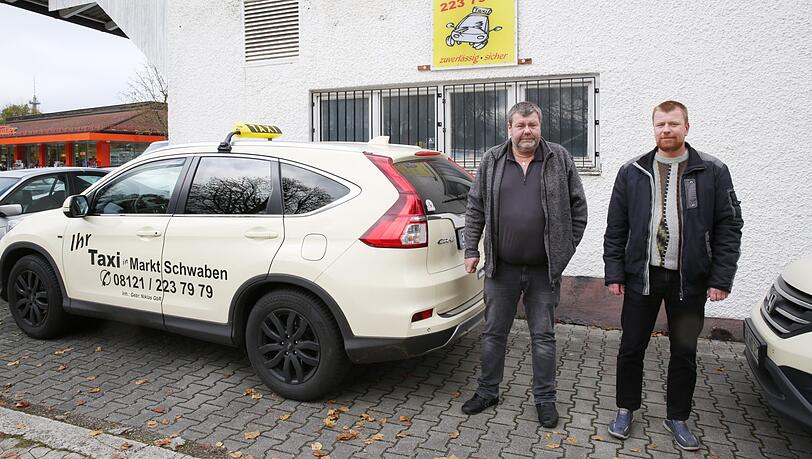 Die Brüder (v.l.) Adrian und Jan Niklas vor ihrer Taxizentrale in Markt Schwaben. Die Brüder (v.l.) Adrian und Jan Niklas vor ihrer Taxizentrale in Markt Schwaben.