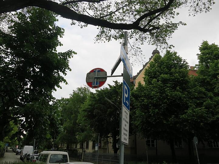 So schaut das seltsame Schilderstangerl an der Uhlandstraße von vorne aus.