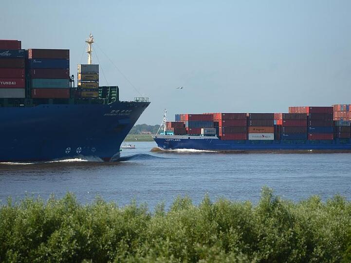Containerschiffe auf der Elbe.