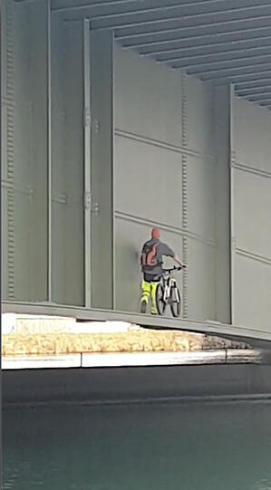 Mit seinem Fahrrad ging der Mann unterhalb der Autobahnbrücke entlang - und überquerte so die bayerisch-österreichische Grenze.