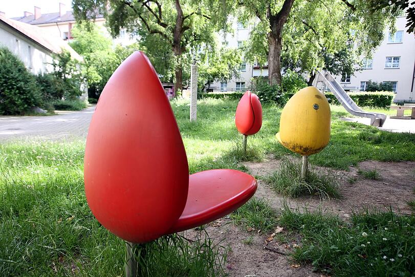 Highlight: aufklappbare Tulpen-Sitzgruppe auf dem Spielplatz.