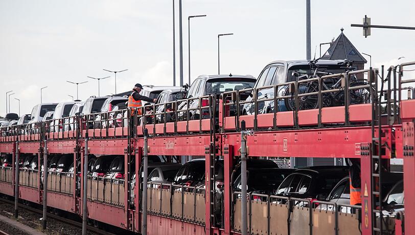 Autos auf dem Autozug der Deutschen Bahn.