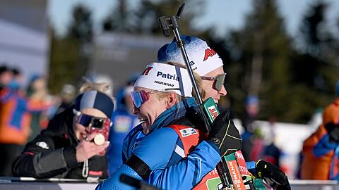 Premierensieg für Finnland: Suvi Minkkinen (vorn) und Tero Seppala lassen die Konkurrenz hinter sich.