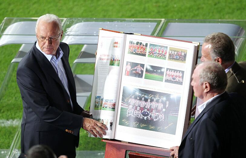 Er hat schon ein Exemplar: Kaiser Franz Beckenbauer bekam die Bayern-Chronik am Rande der Champions-League-Quali zwischen dem FC Bayern und dem FC Zürich überreicht.