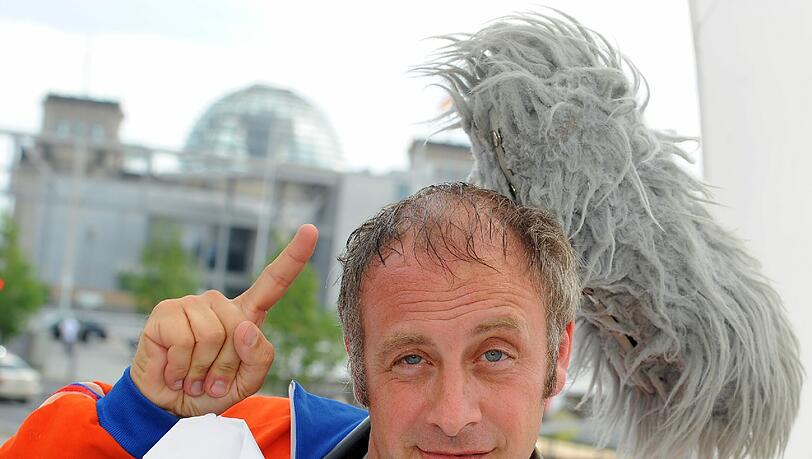 Flauschige Umfragen mit kultigem Mikrofon: Alfons, mit bürgerlichem Namen Emmanuel Peterfalvi, bei Aufnahmen für "Puschel-TV". Flauschige Umfragen mit kultigem Mikrofon: Alfons, mit bürgerlichem Namen Emmanuel Peterfalvi, bei Aufnahmen für "Puschel-TV".