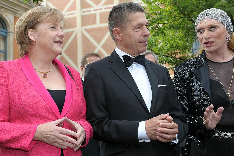 2011: Merkel in Pink mit Joachim Suaer und der kürzlich verstorbenen Sängerin Margot Werner.