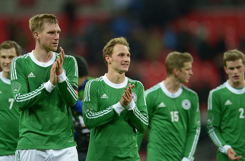 Marcell Jansen (von l.), Per Mertesacker, Benedikt Hoewedes und Lars und Sven Bender nach dem Sieg gegen England.