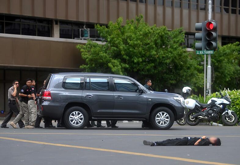 Terroranschlag in Indonesien: Bei einem Bombenanschlag und einer Schießerei in Jakarta sind mindestens sieben Menschen getötet worden.