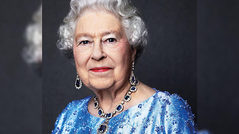 65 Jahre auf dem Thron: Die Queen feiert Anfang des Jahres ihr Saphir-Jubiläum und trägt Juwelen, die sie zur Hochzeit 1947 von ihrem Vater geschenkt bekommen hat.