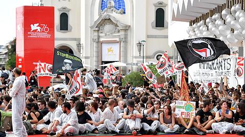 Klimaaktivisten blockieren den roten Teppich für einen Protest im Rahmen der 76. Internationalen Filmfestspiele.
