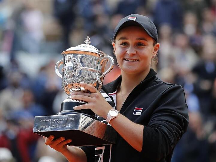 Ashleigh Barty hält den Pokal für den Gewinn ihres ersten Grand-Slam-Titels hoch.