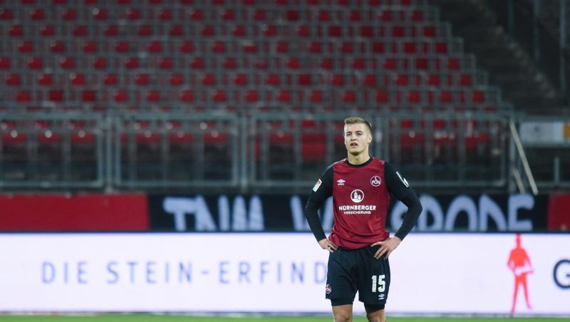 Nürnbergs Fabian Nürnberger steht vor leeren Zuschauerrängen auf dem Platz. Foto: Nicolas Armer/dpa
