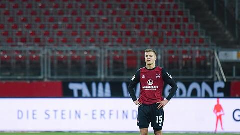 Nürnbergs Fabian Nürnberger steht vor leeren Zuschauerrängen auf dem Platz. Foto: Nicolas Armer/dpa