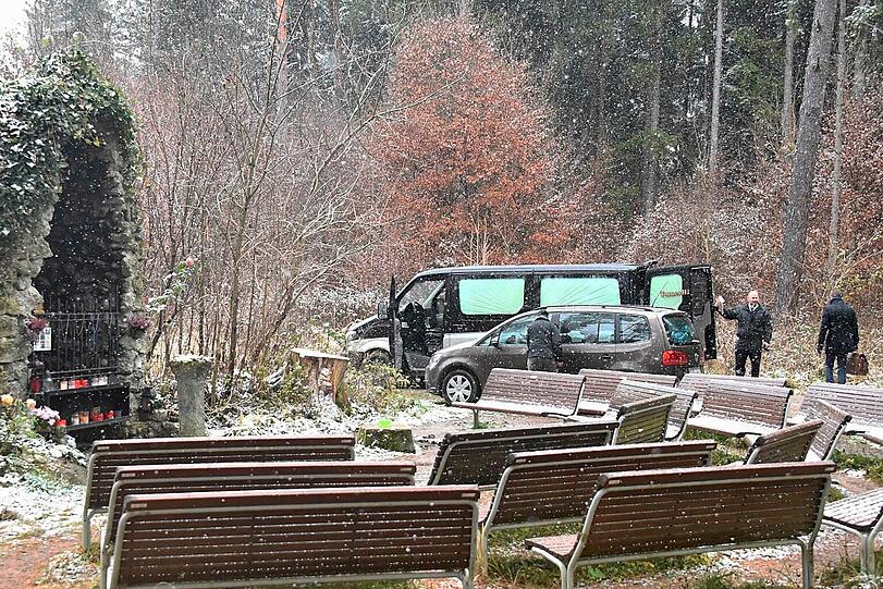 Beide wiesen Schussverletzungen auf.