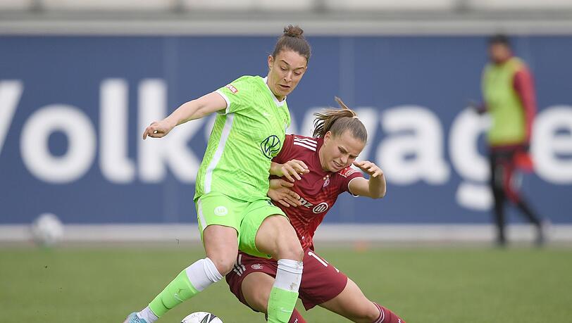 Wolfsburgs Felicitas Rauch (l) spielt gegen Münchens Klara Bühl.