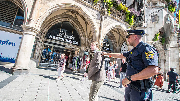 Ein rechtsextremer Corona-Leugner und Reichsbürger attackiert bei einer Pressekonferenz am Dienstag (23. August) auf dem Marienplatz einen BR-Reporter.