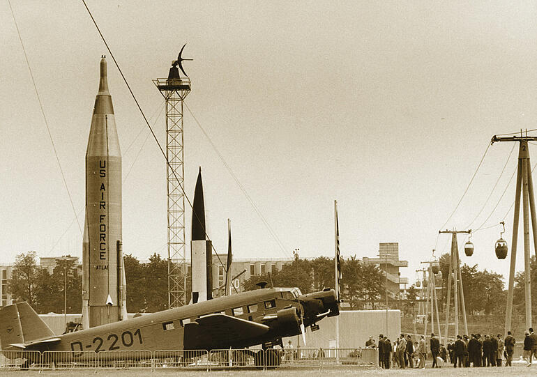 1965 sind bei der Verkehrsausstellung auch Raketen auf dem damaligen Messegelände an der Theresienhöhe ausgestellt.