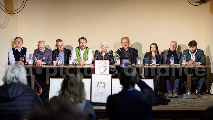Die "Ladenhüter", die die Lach-und Schießgesellschaft retteten: (von links) Ulrich Spandau, kaufmännischer Geschäftsführer, Axel Markwardt, juristischer Geschäftsführer, Michael Ott vom Kulturreferat, Andre Hartmann, künstlerischer Leiter, Eva Severini, Pressesprecherin, Christisan Ude, Mariana Entleitner, Gastronomin, Ernst Entleitner, Bauingenieur und Investor, und Christian Entleitner, Gastronom Die "Ladenhüter", die die Lach-und Schießgesellschaft retteten: (von links) Ulrich Spandau, kaufmännischer Geschäftsführer, Axel Markwardt, juristischer Geschäftsführer, Michael Ott vom Kulturreferat, Andre Hartmann, künstlerischer Leiter, Eva Severini, Pressesprecherin, Christisan Ude, Mariana Entleitner, Gastronomin, Ernst Entleitner, Bauingenieur und Investor, und Christian Entleitner, Gastronom