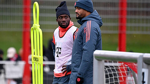 Am Samstag in Stuttgart wieder im Kader? Alphonso Davies (l.), hier mit Trainer Vincent Kompany.