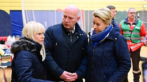 Berlins Regierender B&uuml;rgermeister Kai Wegner (mit Iris Spranger und Franziska Giffey, l.) sieht sich mit Kritik nach einem Brandanschlag auf die Stromversorgung konfrontiert. (Archivbild)