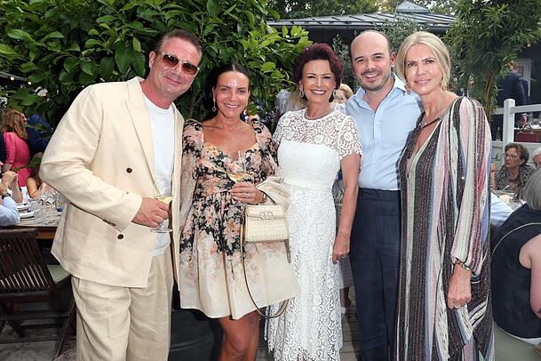Sie reisten extra nach München (v. l.): Sänger Sasha mit Frau Julia Röntgen, Margit Tönnies, PR-Profi Benjamin Bartz und Tanja Ehrmann. Sie reisten extra nach München (v. l.): Sänger Sasha mit Frau Julia Röntgen, Margit Tönnies, PR-Profi Benjamin Bartz und Tanja Ehrmann.