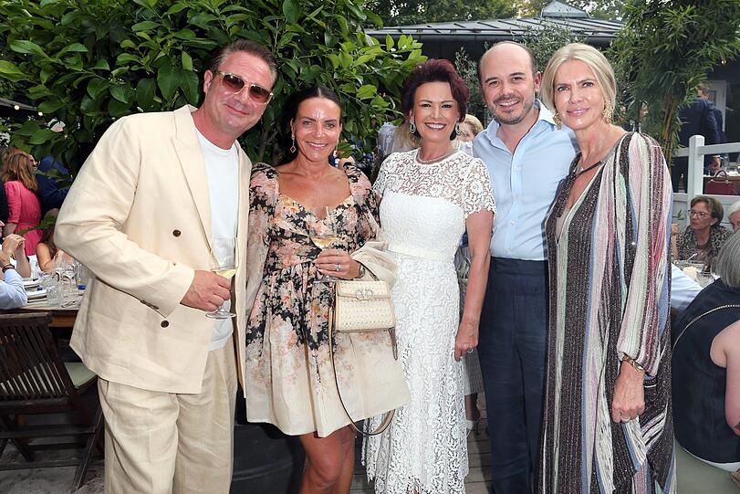 Sie reisten extra nach München (v. l.): Sänger Sasha mit Frau Julia Röntgen, Margit Tönnies, PR-Profi Benjamin Bartz und Tanja Ehrmann. Sie reisten extra nach München (v. l.): Sänger Sasha mit Frau Julia Röntgen, Margit Tönnies, PR-Profi Benjamin Bartz und Tanja Ehrmann.
