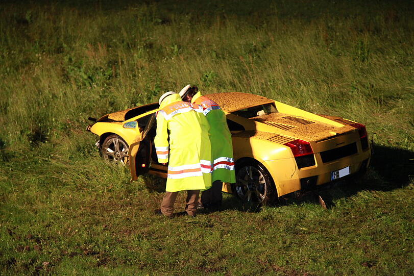 Auf regennasser Fahrbahn ist am Dienstagabend ein Münchner mit seinem Lamborghini von der Straße abgekommen und schwer verunglückt. Die Ursache war vermutlich überhöhte Geschwindigkeit. Der Fahrer musste schwer verletzt ins Krankenhaus eingeliefert werden. Die  Bilder von der Unfallstelle.