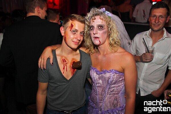 Rococo Halloween Clubbing im 8 Seasons. Mehr Bilder unter: www.nachtagenten.de.