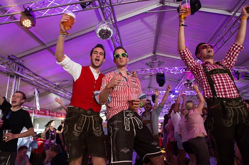 Dirndl und Lederhosen am kroatischen Strand: Bilder von der wilden Springbreak Wiesn-Party zum Durchklicken!
