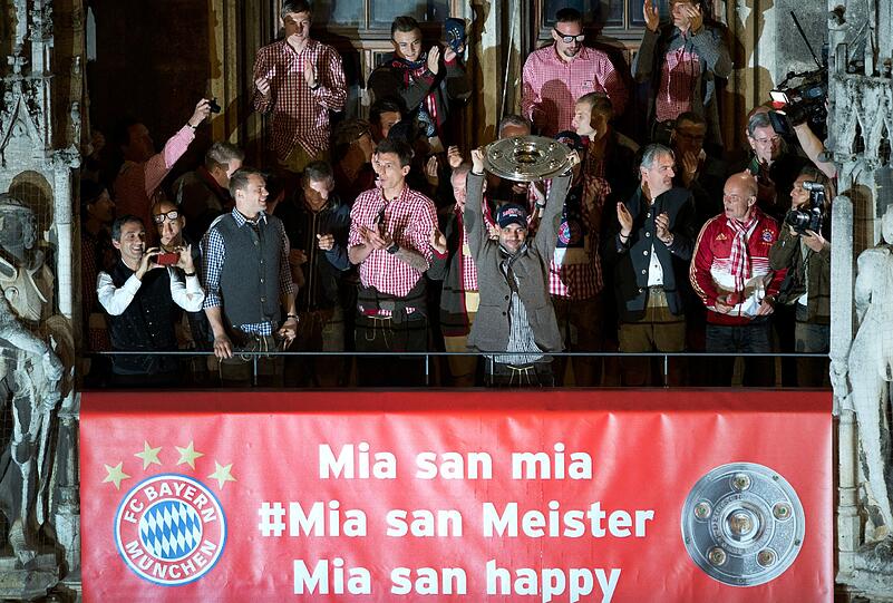 So sehen Sieger aus! Ausgelassen feiern die Bayern-Stars die früheste Meisterschaft der Geschichte. Die Bilder vom Marienplatz